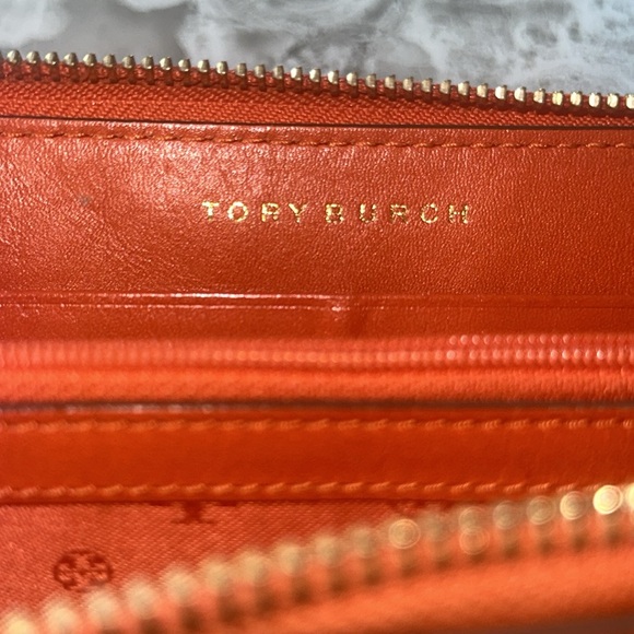 EMBOSSED-T ZIP CONTINENTAL WALLET - Picture 5 of 7